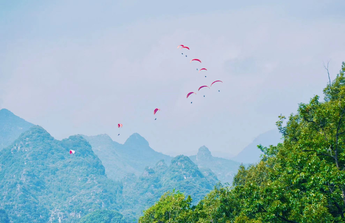 2023国际山地旅游暨户外运动大会开幕式上的滑翔伞表演。贵州日报天眼新闻记者 郑宇潇 摄