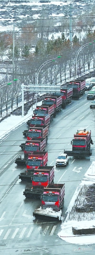 12月11日，清雪车在昌吉市世纪大道进行清雪除冰作业。 陶维明 摄