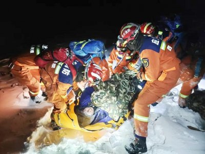 消防人员用担架转移被困游客。阿坝消防供图