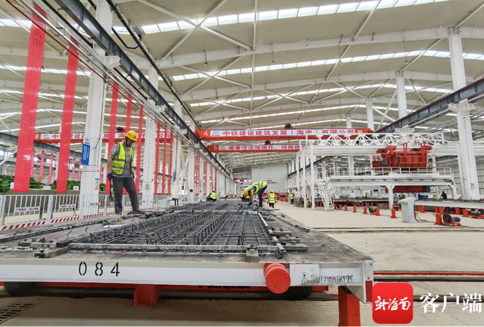 装配式建筑工人正在生产。记者 林文泉 摄