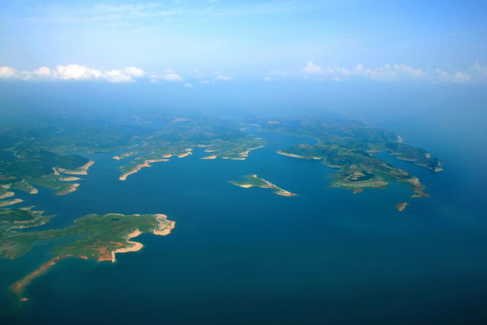 　　这是在河南省南阳市淅川县拍摄的丹江口水库（无人机照片）。（淅川县委宣传部供图）