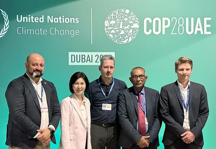 台达携手国际组织共同于COP28举办周边会议，台达首席品牌官郭珊珊(左二)向国际分享台达内部碳定价实绩