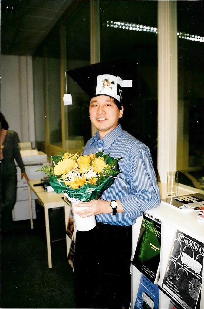 2001年在德国获博士学位