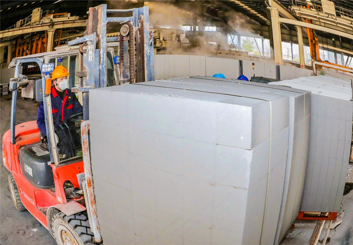 近日，在铜陵铜冠建安新型环保建材科技有限公司，工人们正在砌块车间装运产品。本报通讯员 高凌君 摄