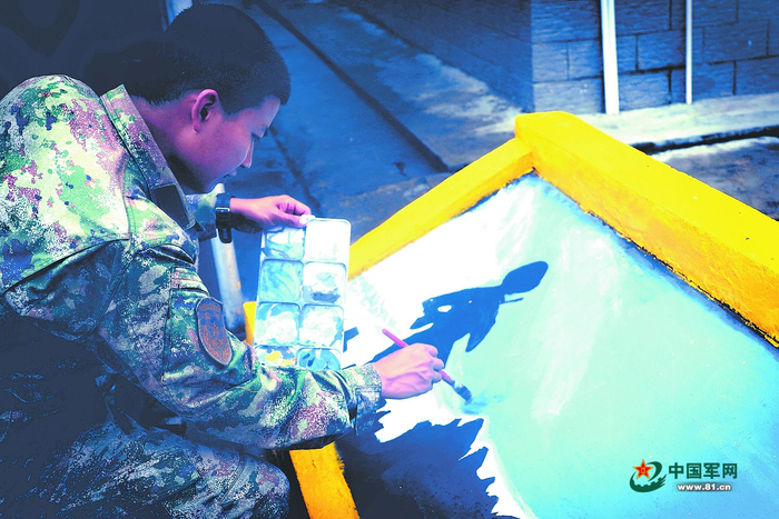 吴松峰在作画。陈长宏摄