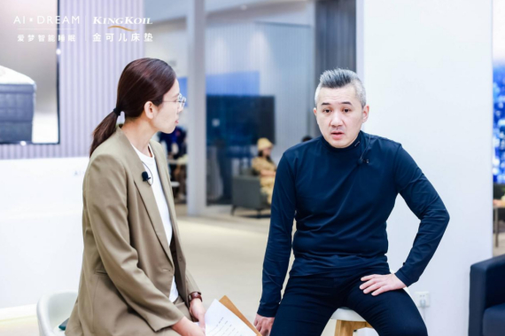 爱梦集团金可儿中国品牌总经理徐梓毅（右）