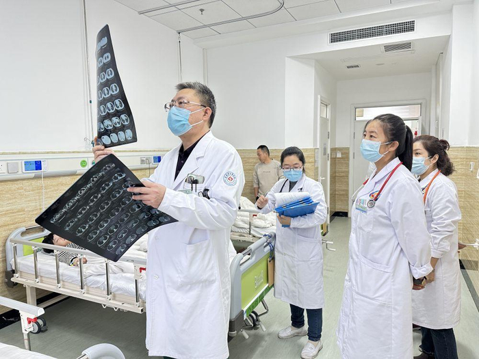长春市儿童医院中西医结合科主任薛斌在舒兰市人民医院儿科疗区查房。受访对象供图