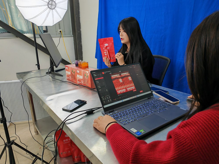 刘朋鑫公司的年轻主播正在直播。新华社记者艾福梅 摄