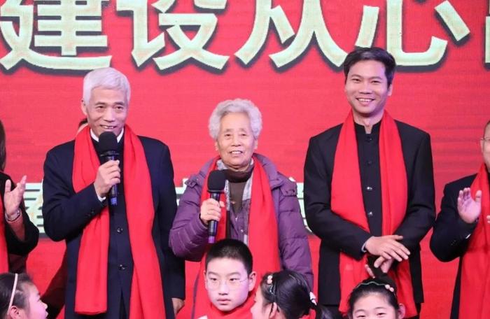 苏州固锝董事长吴炆皜与家人在公司年会上合影,图源:华山教育