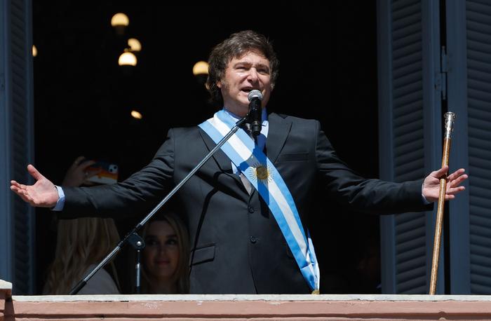 当地时间12月10日，米莱在布宜诺斯艾利斯议会大厦宣誓就职，并向支持者发表讲话/澎湃影像