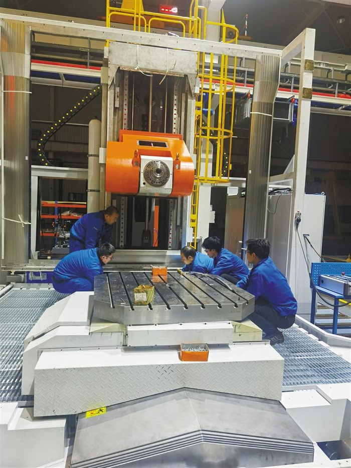 十二月三日，在秦创原·秦川集团高档工业母机创新基地车间，工人正在组装SAJO12000五轴加工中心。