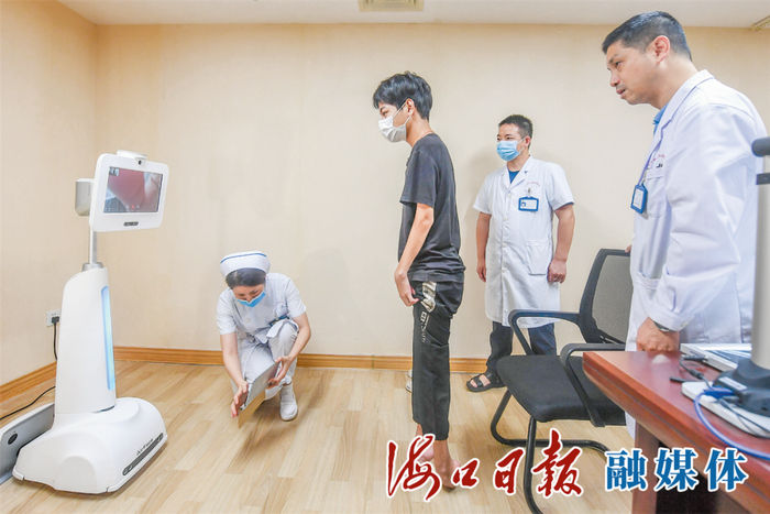 　　在海口市骨科与糖尿病医院，上海医生通过智能移动远程医疗管理平台为马蹄足患者看诊。海口日报融媒体记者 孙士杰 摄