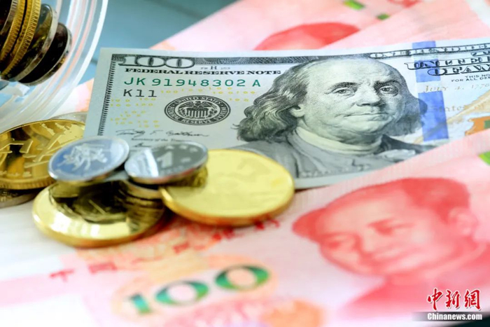 人民币和美元资料图。宋诚林 摄