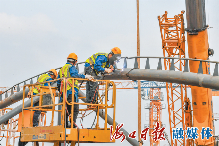 　　海南医学院第一附属医院江东新院区项目工地上，施工人员在焊接膜结构。海口日报融媒体记者 孙士杰 摄