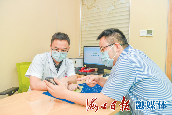 　　在海口市妇幼保健院，来自北京儿童医院的医学博士韩文文正在为患者看诊。海口日报融媒体记者 孙士杰 摄