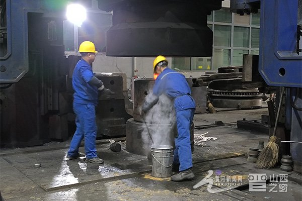 山西管家营股份锻造股份有限公司内，员工正在进行加工