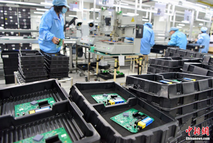 2023年3月，福建福州一家高新技术企业生产车间内，员工在生产线上赶制数字网络产品。张斌 摄