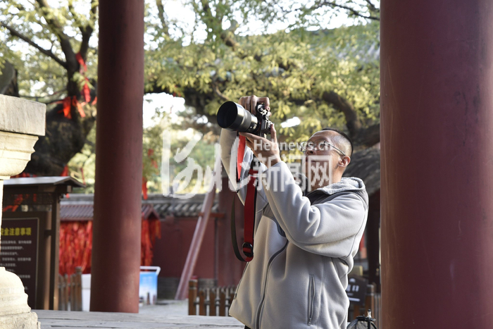 段佳宁正在拍摄。（王怡文/摄）