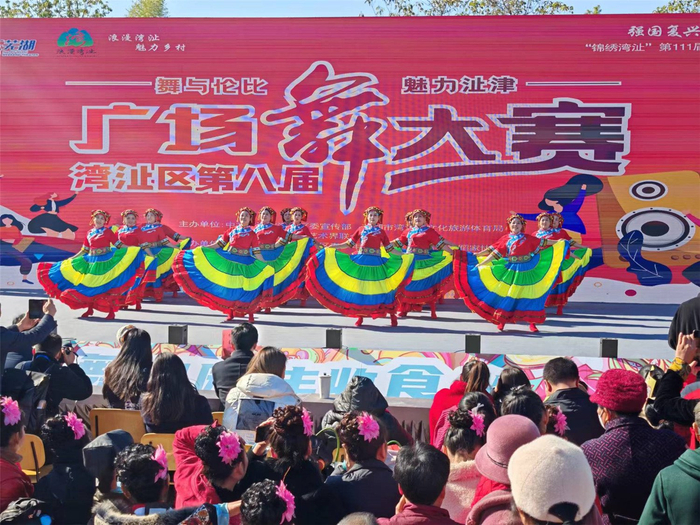 广场舞比赛“舞”出精气神。本报记者 沈宫石 摄