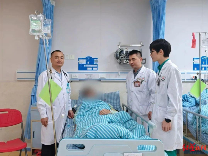 ▲患者谭先生和急诊科医生合影 东莞市中西医结合医院供图