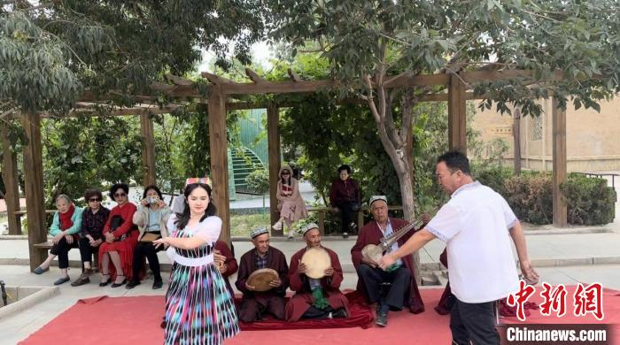 在麦盖提县刀郎画乡景区内，游客观看刀郎木卡姆的表演。左丹丹 摄