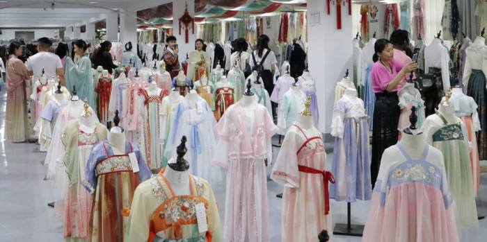 在山东省曹县安蔡楼镇有爱云仓汉服基地，主播们正在进行汉服直播。李豪摄