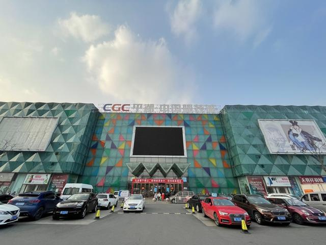 平湖·中国服装城。 于量 摄