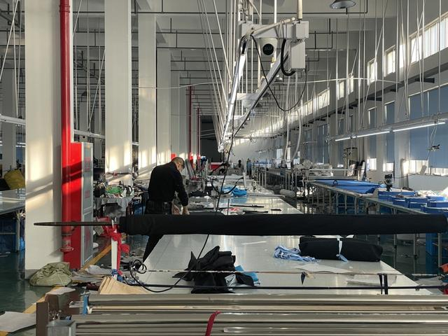 冲锋衣流水线上，工人正在工作。于量 摄