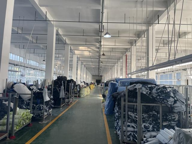 三门县一家冲锋衣企业的库房。于量 摄