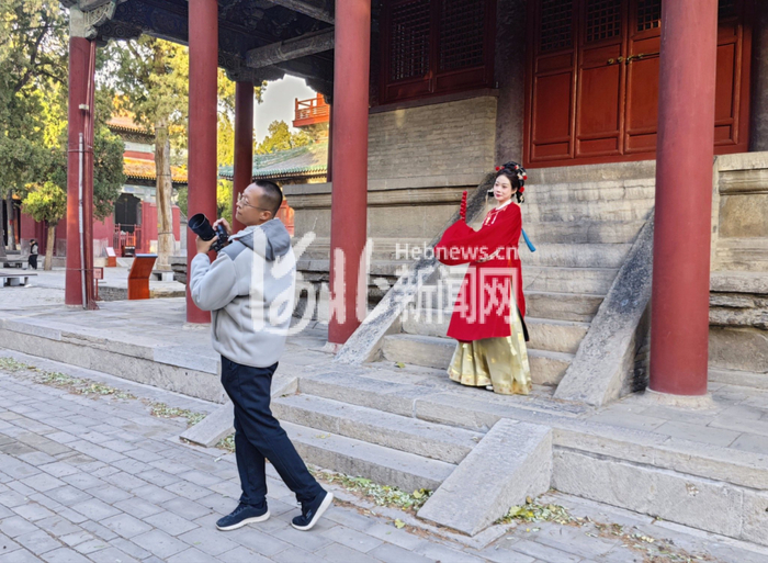 段佳宁正在演示拍照动作。（边义婷/摄）