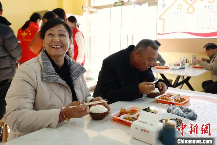 12月11日，在“草湖味道”社区长者食堂用餐的老人。中新社记者 韩海丹 摄