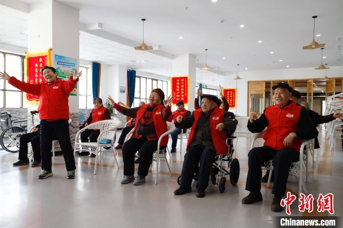 12月11日，新疆图木舒克市粤康社会福利院，老人们在社工的带领下跳舞。中新社记者 韩海丹 摄