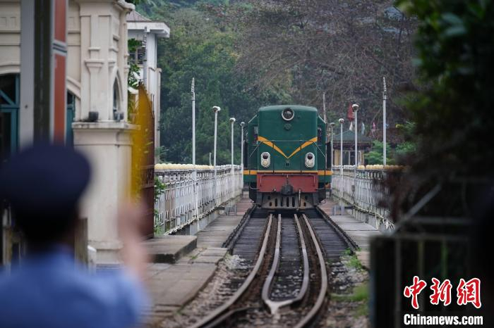 图为一列满载硫磺矿石的中越米轨铁路国际联运列车跨越中越铁路大桥。中新网记者 刘冉阳 摄