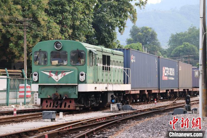 图为一列中越米轨铁路中亚班列缓缓驶进中国山腰站。刘昊亮 摄