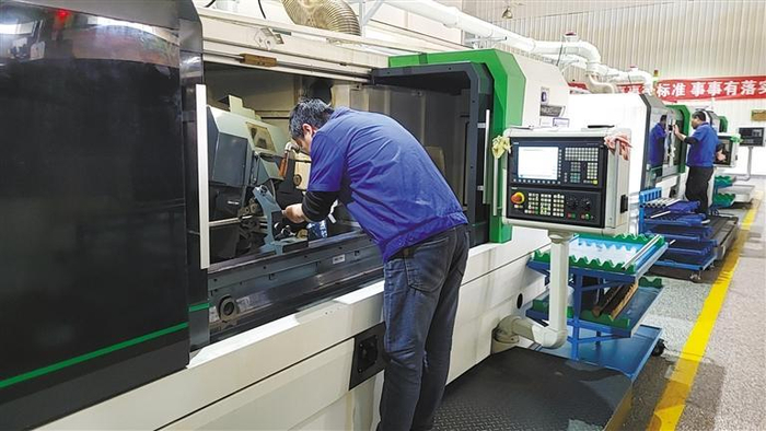 12月1日，在汉江机床生产车间，工人在加工滚珠丝杠。