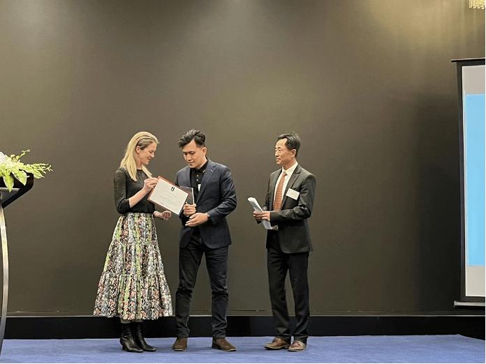 白林松（中间）接受澳大利亚官员颁奖
