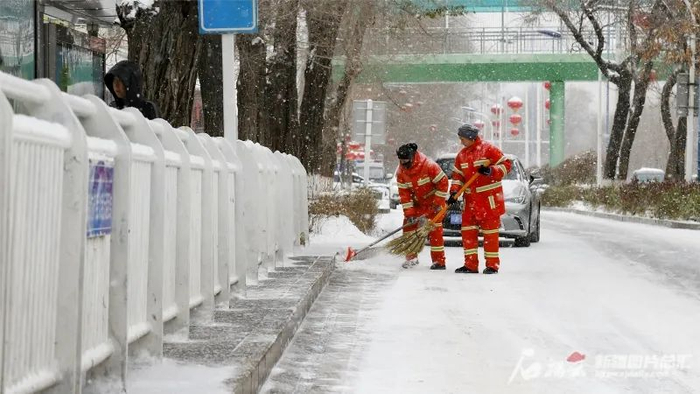 12月11日，环卫工人在乌鲁木齐市北京南路大西沟车站清扫站台积雪，方便乘客上下车。石榴云/新疆日报记者谢龙摄