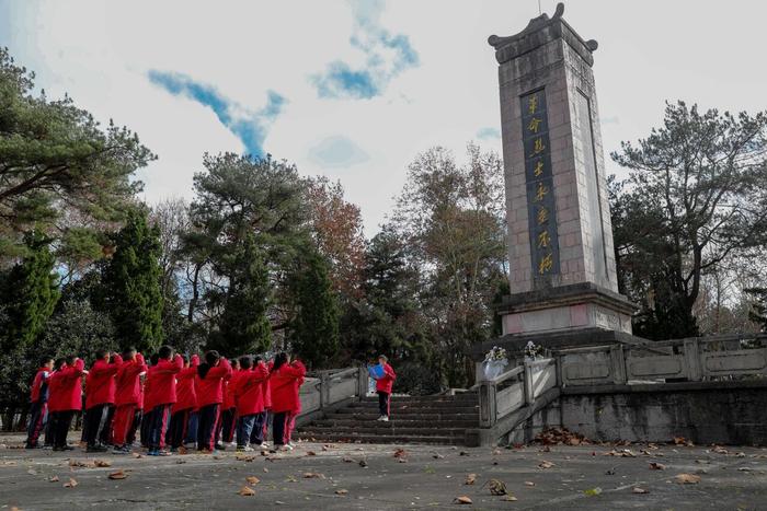 12月13日，在贵州省贵阳市开阳县红军烈士陵园，学生在革命烈士纪念碑前缅怀英烈。通讯员 袁福洪 摄