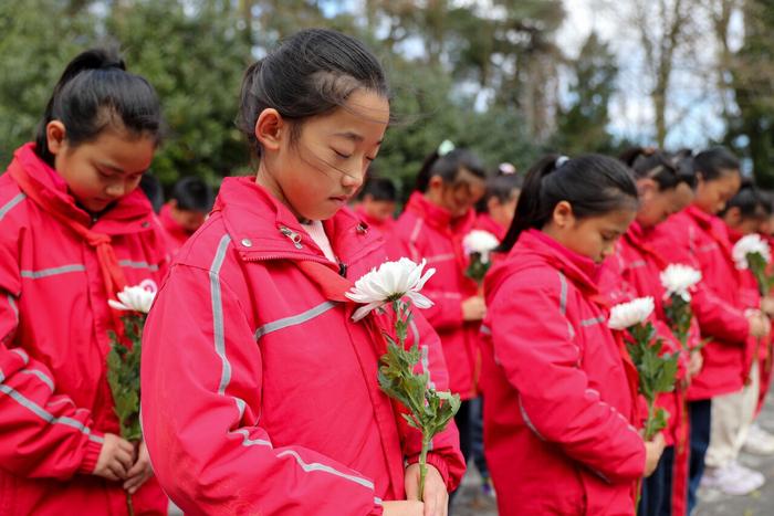 12月13日，在贵州省贵阳市开阳县红军烈士陵园，学生在革命烈士纪念碑前默哀。通讯员 袁福洪 摄