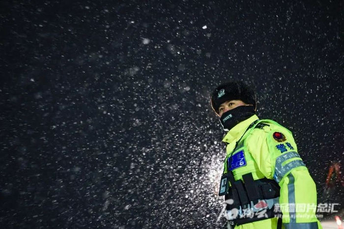 12月12日，G30连霍高速公路乌拉泊西收费站，交警正在大雪中执勤。石榴云/新疆日报记者吕伊晗摄