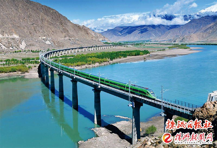 ▲中车株机研制的高原“复兴号”动车组驰骋在拉林铁路上。中车株洲电力机车有限公司供图