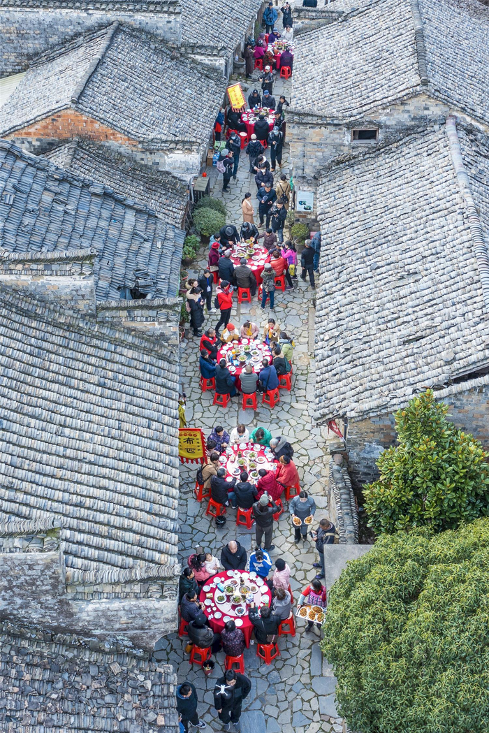 2023年2月21日，芜湖市湾沚区红杨镇西河古镇，游客与古镇居民在百家宴上同吃同乐。本报通讯员 肖本祥 摄