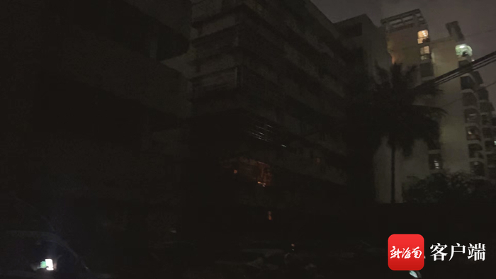 12月12日停电，小区一片漆黑。记者 李文韬 摄