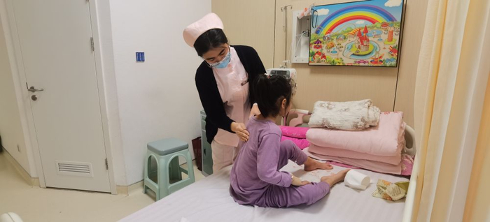 太原市妇幼保健院的护士正在给患儿拍背。新华社记者马晓媛摄