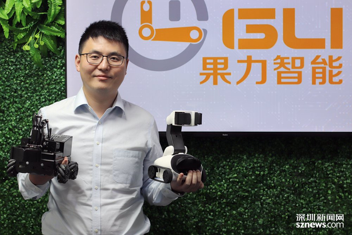 刘阳和果力智能果小萌等机器人。（张玲 摄）