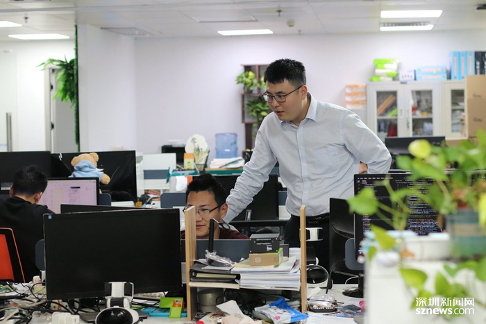 刘阳和同事讨论产品研发。（张玲 摄）
