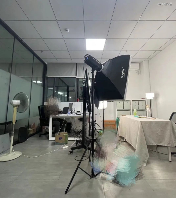 略显简陋的直播间 