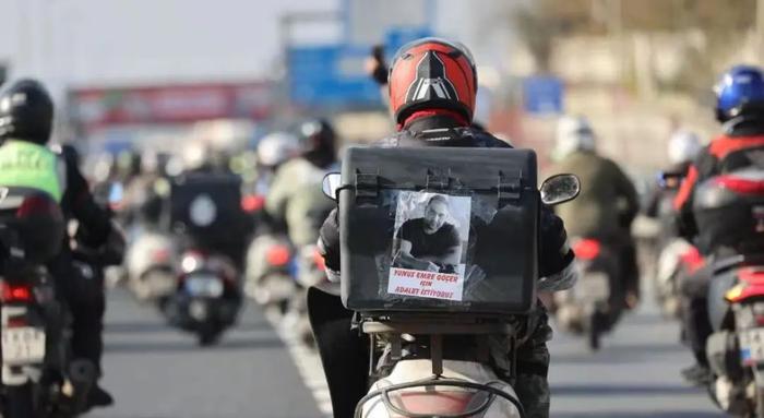 ·事故发生后，土耳其快递员们在快递箱上张贴带有“伸张正义”口号的哈桑照片。