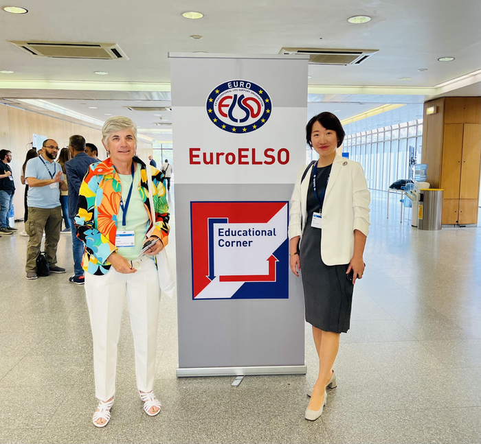 刘洋（右）在第11届欧洲体外生命支持组织年会（EuroELSO Congress）现场。