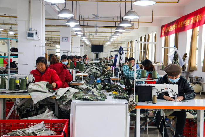 （武汉策谦服装厂生产线）